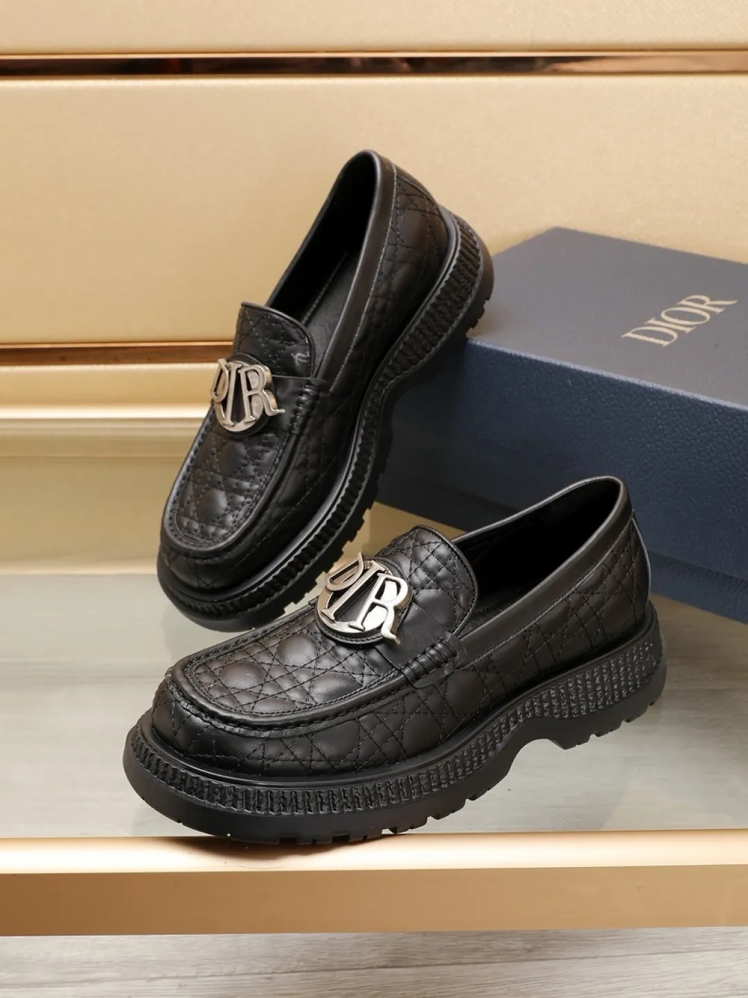 Factory P540💰Dior Buffalo men's low-cut derby casual leather shoes, a new product in the 2025 spring men's series, ideally combines unconventional features with Dior's high-end aesthetic style. The first-layer cowhide upper is decorated with tonal debossed Oblique embroidery, and the thick rubber sole displays a crepe-effect design, which is unique. Adds a modern touch to any look. Practical and stylish, it can be easily paired with a variety of casual looks and is an eye-catching finishing touch! Size: 38-44 (45.46 customized)